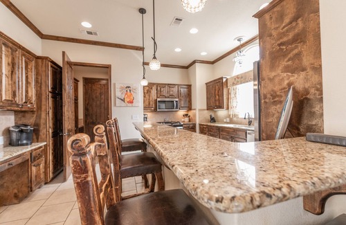Kerrville House | Luxury & Spacious 3 bed/3 Bath Villa in Gated Community - Great for Families