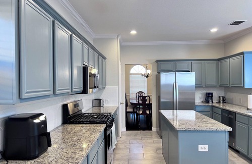 McKinney House | Luxury Spacious 4-BR Retreat with Pool Table, BBQ, and sleep 18