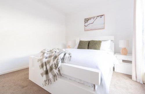 Waterford House | Luxury Spacious 5 Bedroom Family Modern Villa Sleeps 10