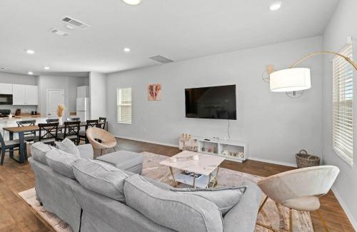 Austin House | Luxury Spacious GameRoom Sleeps 15 people