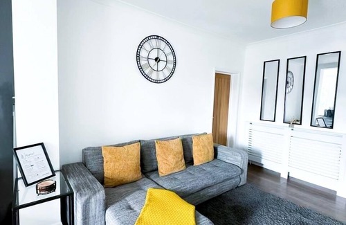 Selhurst Condo | Luxury, Spacious 1 bedroom Flat