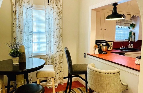 Sleepy Hollow House | Luxury Spacious Historic Home - College Hill - 2mi. to Downtown