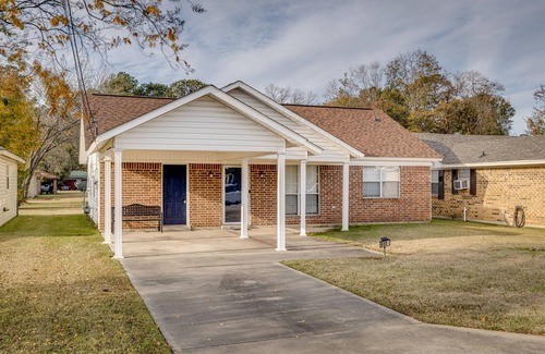 Monroe House | Luxury Spacious Home, Only 4.7 Miles From Airport