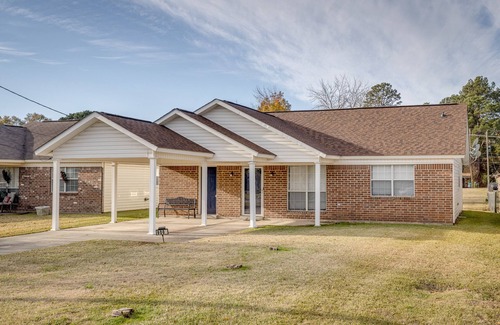 Monroe House | Luxury Spacious Home, Only 4.7 Miles From Airport