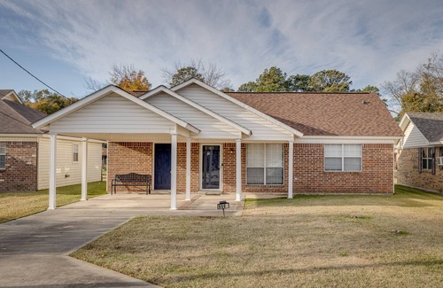 Monroe House | Luxury Spacious Home, Only 4.7 Miles From Airport