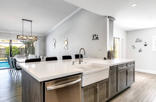 Plantation House | luxury spacious modern 4 bedroomsw/amazing pool