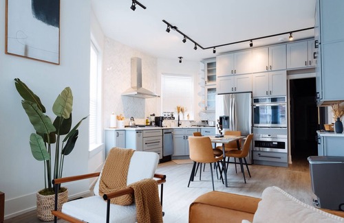 Woodlawn Condo | Luxury Stay on UChicago Campus 11 min walk to hospitals