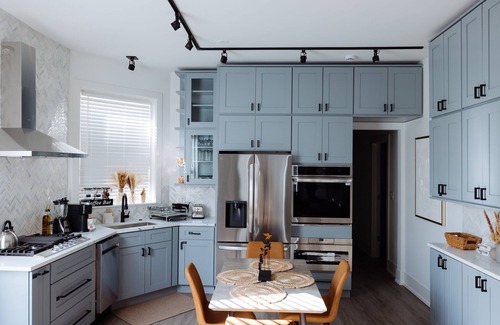 Woodlawn Condo | Luxury Stay on UChicago Campus 11 min walk to hospitals