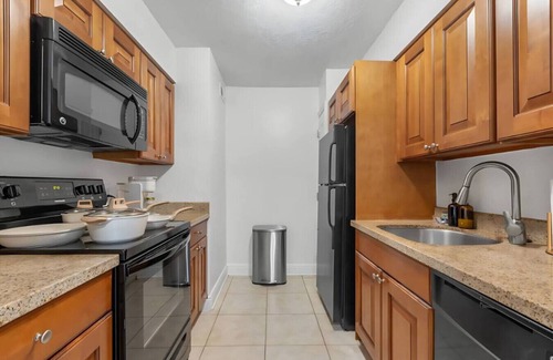 New Suburb Beautiful Apartment | Luxury steps from Bayshore/Pool,Gym,FREE parking
