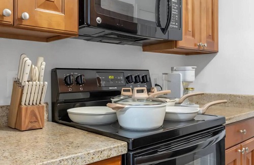 New Suburb Beautiful Apartment | Luxury steps from Bayshore/Pool,Gym,FREE parking