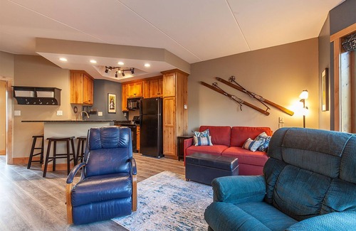 Copper Mountain Village Condo | LUXURY STUDIO+BUNK ROOM, VIEWS, MINS TO LIFTS/SHOPS, ONSITE HOT TUB, GARAGE