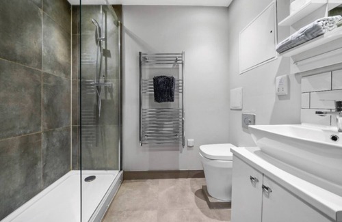 Maidstone Apartment | Luxury Studio in Maidstone Town Centre – Steps from Maidstone East!