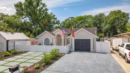 Tampa Apartment | Luxury Style townhome with Pool - 1 Miles to Bucs Stadium