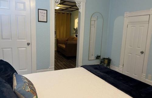 Hyde Park Apartment | Luxury Suite by Tampa Convention Center & Hospital