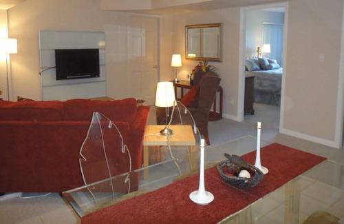 Cobble Hill House | Luxury Suite on Private Estate - Pet Friendly