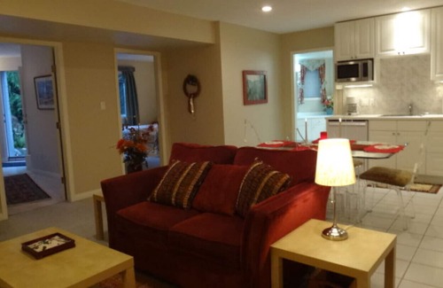 Cobble Hill House | Luxury Suite on Private Estate - Pet Friendly