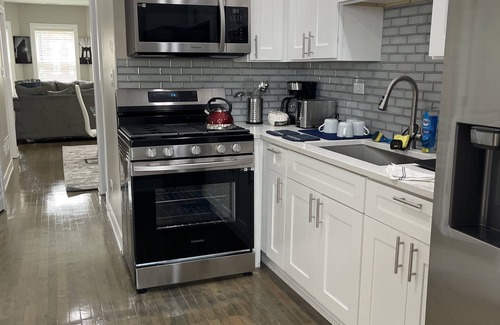 Greater Grand Crossing Apartment | Luxury suite with 3 Bedrooms n10 min to downtown n5 min to university of Chicago