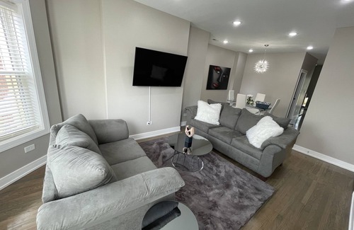 Greater Grand Crossing Apartment | Luxury suite with 3 Bedrooms n10 min to downtown n5 min to university of Chicago