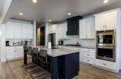 Sandy House | Luxury Summer Home, Basketball Court, Hot Tub Firepit Excellent Beds & Linens.