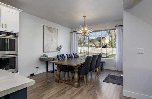 Sandy House | Luxury Summer Home, Basketball Court, Hot Tub Firepit Excellent Beds & Linens.