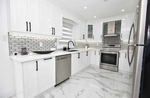 Brampton House | Luxury Sweet Home Away From Home + Free Parking