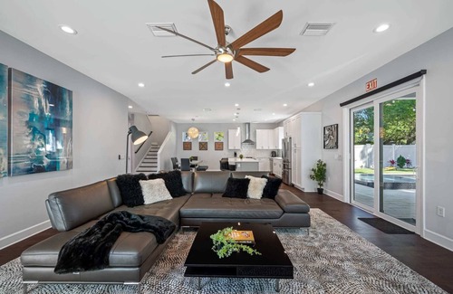 Riverside Heights Cottage | Luxury Tampa Home w/Pool, Jacuzzi & Amenities