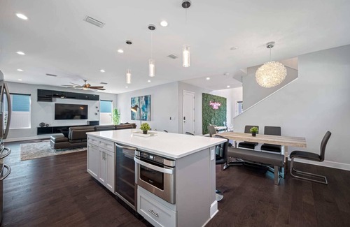 Riverside Heights Cottage | Luxury Tampa Home w/Pool, Jacuzzi & Amenities
