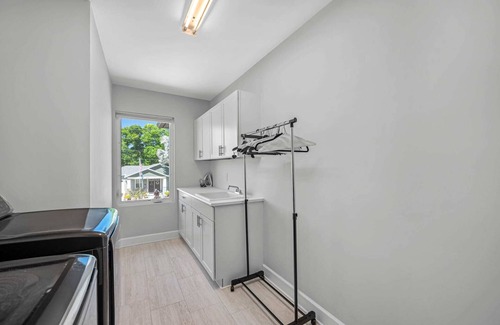 Riverside Heights Cottage | Luxury Tampa Home w/Pool, Jacuzzi & Amenities