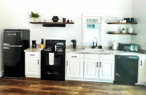 Albertville House | Luxury Tiny Home #4 at Sweet Springs