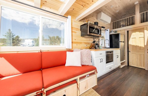 Montrose Cabin | Luxury Tiny Home/Base Camp to Ouray, Telluride/3 Queen beds/Washer & Dryer/Smart TV/Hot Tub Access/Patio w/Mountain Views/Fire Pit/11 mi to Airport