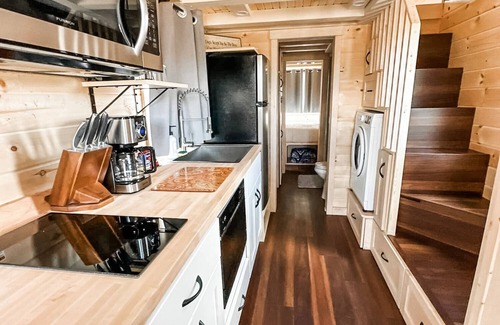 Montrose Cabin | Luxury Tiny Home/Base Camp to Ouray, Telluride/3 Queen beds/Washer & Dryer/Smart TV/Hot Tub Access/Patio w/Mountain Views/Fire Pit/11 mi to Airport