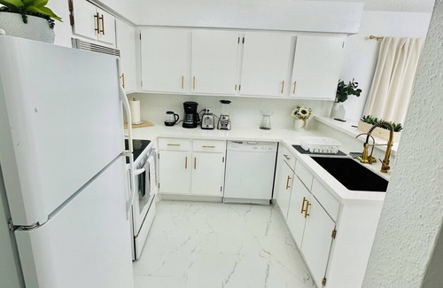 Sugar Land Condo | Luxury Touches + Pool + Quartz + Gold Details