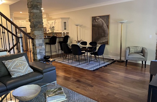 Old Town Historic District House | Luxury Townhouse on the Main Strip of Downtown Niagara-on-the-Lake