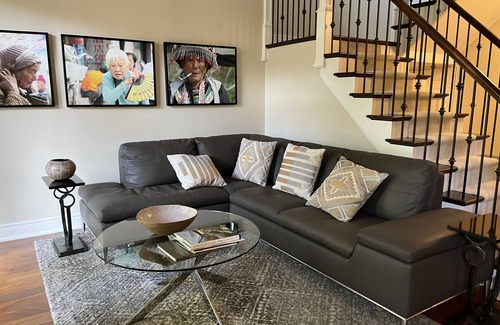 Old Town Historic District House | Luxury Townhouse on the Main Strip of Downtown Niagara-on-the-Lake