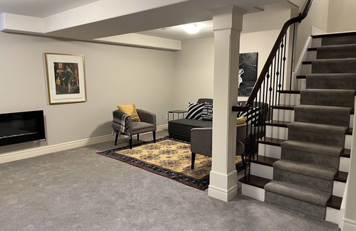 Old Town Historic District House | Luxury Townhouse on the Main Strip of Downtown Niagara-on-the-Lake
