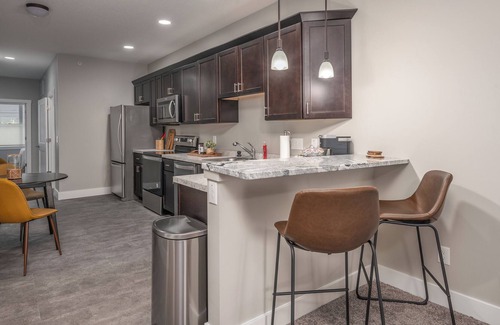 Moline House | Luxury Townhome - 3BR, 2BA - Downtown Moline