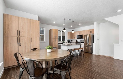 Draper Condo | Luxury Townhome: Peloton, WiFi, Hot Tub, Mtn Views