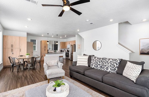 Draper Condo | Luxury Townhome: Peloton, WiFi, Hot Tub, Mtn Views