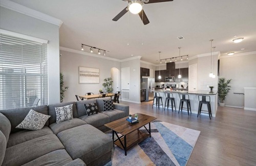 McNeil Apartment | Luxury Townhome Pool North Austin Evonify