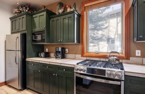 Park Meadows House | Luxury Townhome, Private Hot Tub