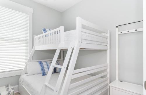 Emerald Isle House | Luxury Townhome With Elevator In Emerald Isle, Nc