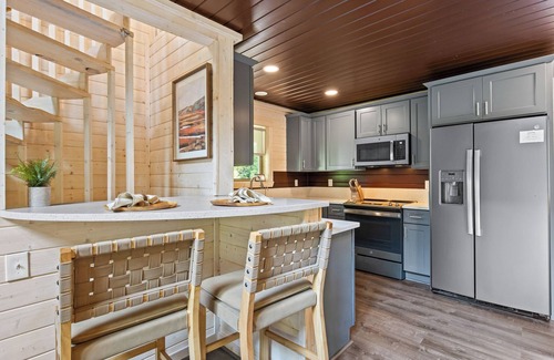 Cleveland Cabin | Luxury Treehouse Retreat with Sauna, Wellness Loft, and Creekside Serenity