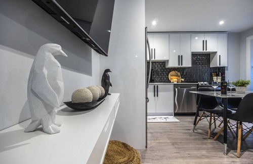 Dorset Park House | ☆ Luxury Unit - HEATED FLOORS, WORKSPACE, CENTRAL LOCATION & FREE PARKING ☆