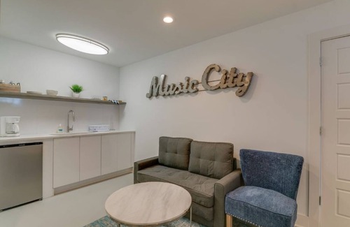 Katie Hill Neighborhood House | Luxury unit very close to Broadway 3