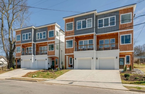 Katie Hill Neighborhood House | Luxury unit very close to Broadway 3