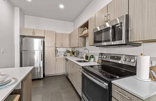 Rogers House | Luxury Unit w/Pool + Gym | LCP Collection