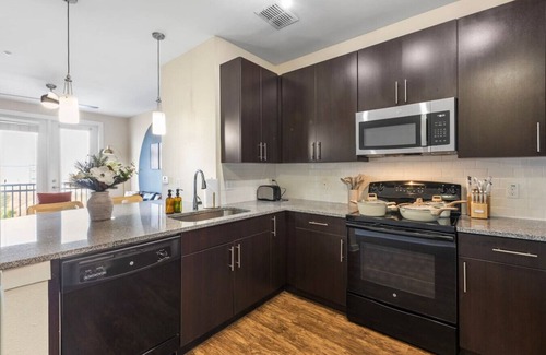 Courier City - Oscawana Apartment | Luxury Urban Bliss | Pool, Gym, Free Parking!