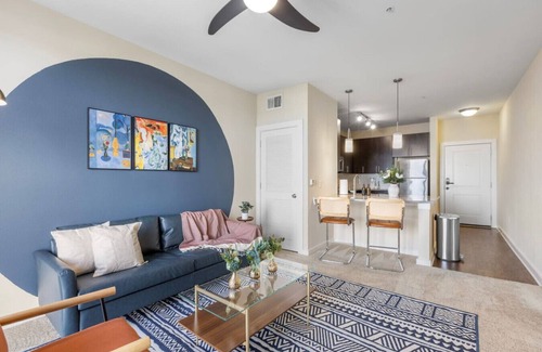 Courier City - Oscawana Apartment | Luxury Urban Bliss | Pool, Gym, Free Parking!