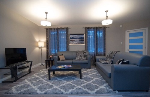 Val Morin Ski Chalet | Luxury Vacation!Entire CHALET 2 Apt. SLEEPS 18!