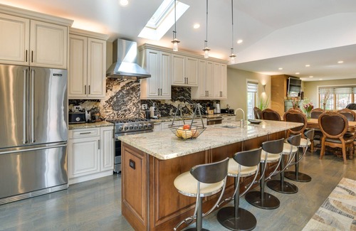 Des Plaines House | Luxury Vacation Home Rental ~ 20 Mi to Chicago!